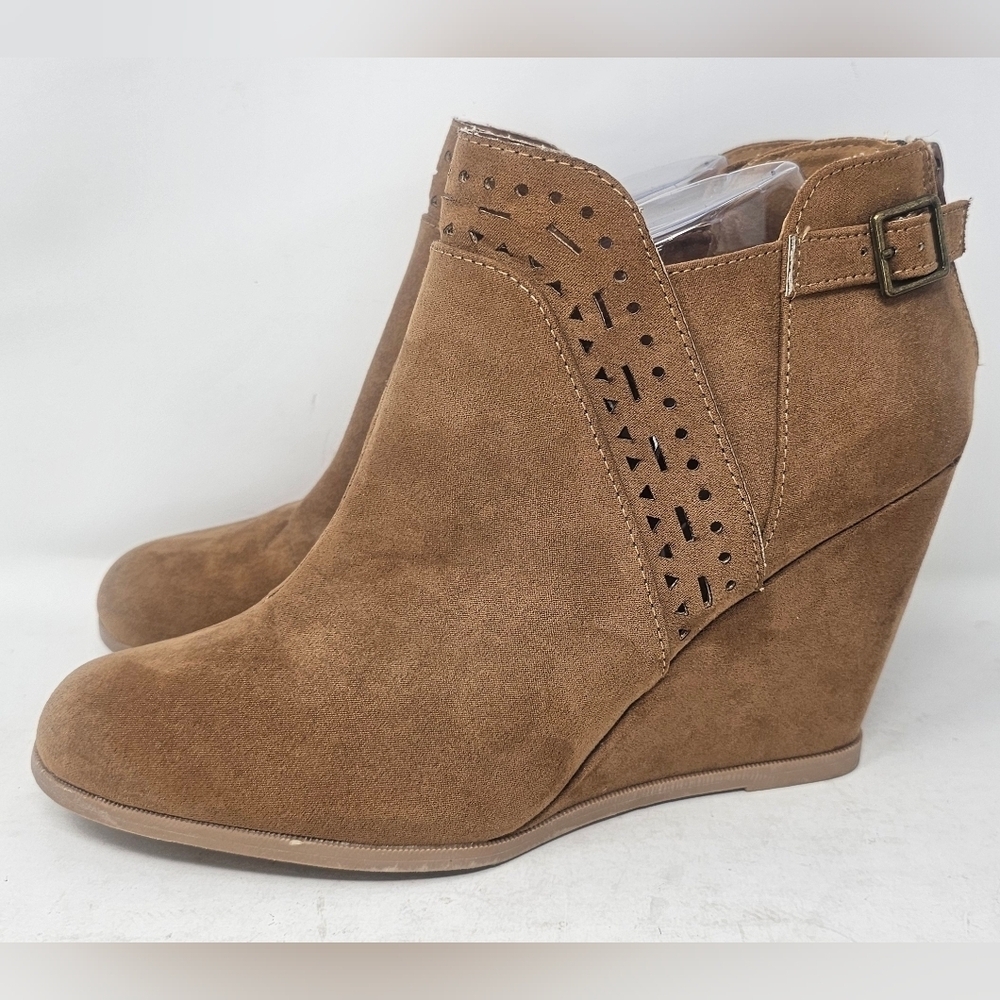 Maurices Women's Daisey Perforated Wedge Ankle Zip Bootie Tan Faux Suede Size 11